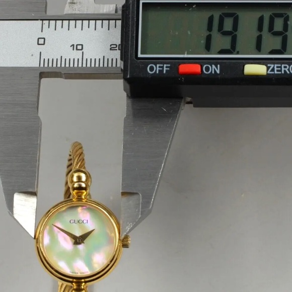 Gorgeous Gucci Pearl and Gold Watch - Picture 6 of 9